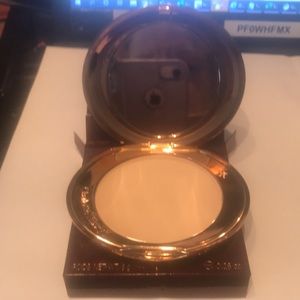 Charlotte Tilbury Flawless Finish powder